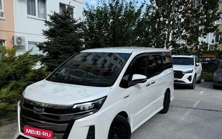Toyota Noah III, 2018 год, 2 700 000 рублей, 1 фотография