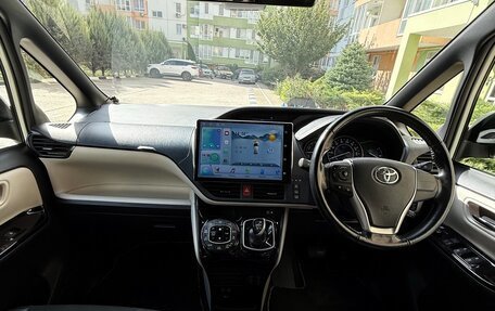 Toyota Noah III, 2018 год, 2 700 000 рублей, 4 фотография