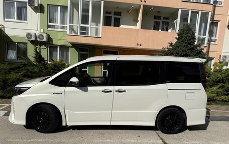 Toyota Noah III, 2018 год, 2 700 000 рублей, 2 фотография