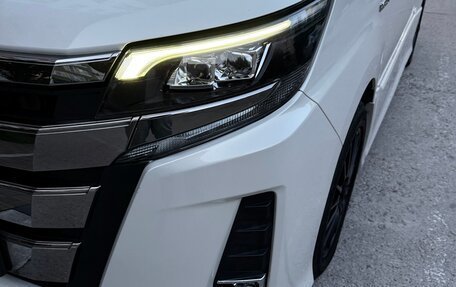 Toyota Noah III, 2018 год, 2 700 000 рублей, 9 фотография