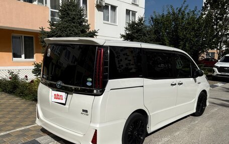 Toyota Noah III, 2018 год, 2 700 000 рублей, 3 фотография