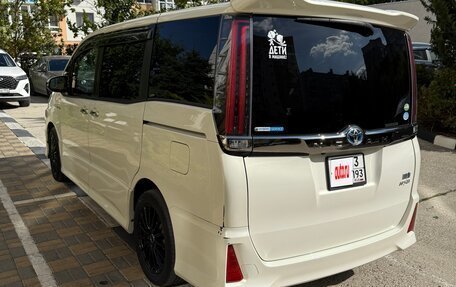 Toyota Noah III, 2018 год, 2 700 000 рублей, 7 фотография