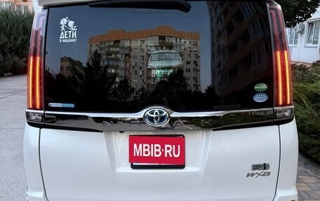 Toyota Noah III, 2018 год, 2 700 000 рублей, 8 фотография