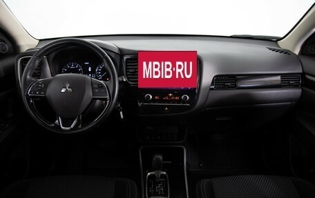 Mitsubishi Outlander III рестайлинг 3, 2021 год, 2 499 000 рублей, 9 фотография