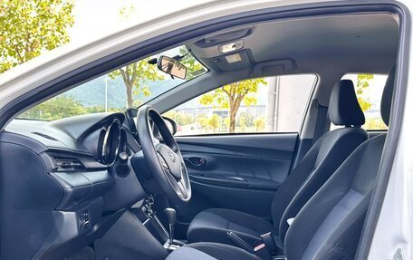 Toyota Yaris, 2022 год, 890 000 рублей, 9 фотография
