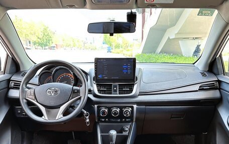 Toyota Yaris, 2022 год, 890 000 рублей, 14 фотография