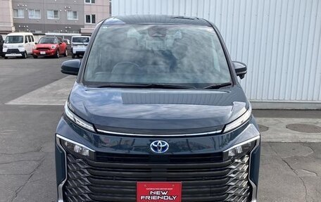 Toyota Voxy, 2023 год, 4 100 000 рублей, 2 фотография