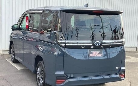 Toyota Voxy, 2023 год, 4 100 000 рублей, 5 фотография