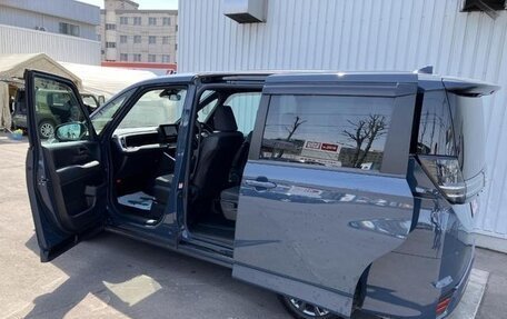 Toyota Voxy, 2023 год, 4 100 000 рублей, 25 фотография