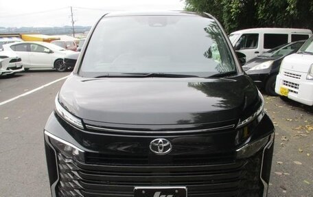 Toyota Voxy, 2023 год, 4 150 000 рублей, 3 фотография