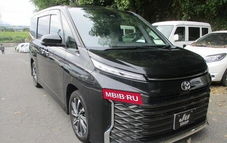 Toyota Voxy, 2023 год, 4 150 000 рублей, 2 фотография
