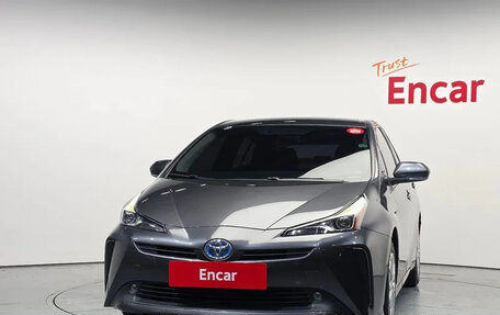 Toyota Prius IV XW50, 2019 год, 2 100 000 рублей, 2 фотография