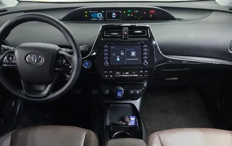 Toyota Prius IV XW50, 2019 год, 2 100 000 рублей, 9 фотография