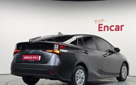 Toyota Prius IV XW50, 2019 год, 2 100 000 рублей, 4 фотография