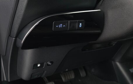 Toyota Prius IV XW50, 2019 год, 2 100 000 рублей, 14 фотография