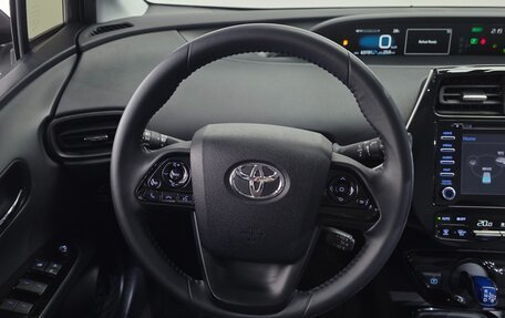 Toyota Prius IV XW50, 2019 год, 2 100 000 рублей, 10 фотография