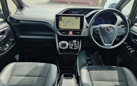 Toyota Voxy III, 2021 год, 1 530 000 рублей, 8 фотография