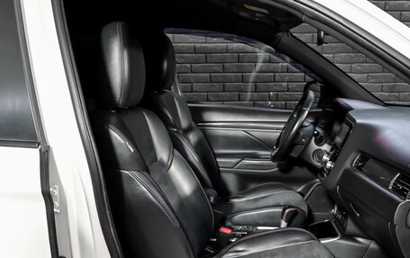 Mitsubishi Outlander III рестайлинг 3, 2020 год, 2 400 000 рублей, 12 фотография