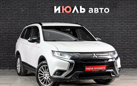 Mitsubishi Outlander III рестайлинг 3, 2020 год, 2 400 000 рублей, 4 фотография