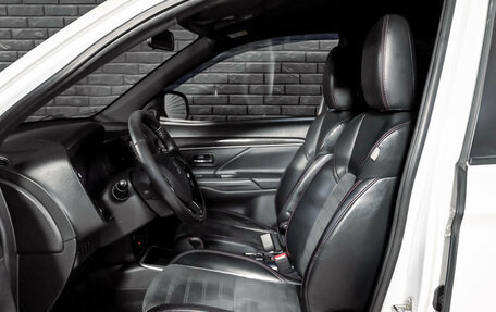Mitsubishi Outlander III рестайлинг 3, 2020 год, 2 400 000 рублей, 11 фотография