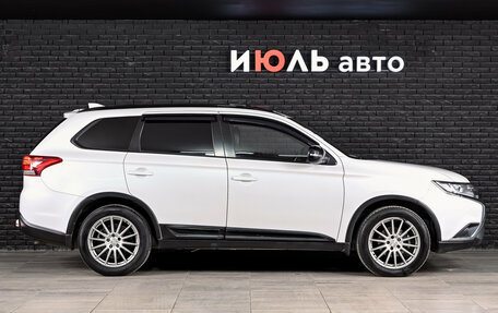 Mitsubishi Outlander III рестайлинг 3, 2020 год, 2 400 000 рублей, 10 фотография