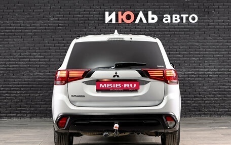 Mitsubishi Outlander III рестайлинг 3, 2020 год, 2 400 000 рублей, 6 фотография
