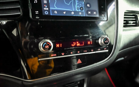 Mitsubishi Outlander III рестайлинг 3, 2020 год, 2 400 000 рублей, 17 фотография