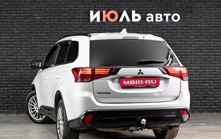 Mitsubishi Outlander III рестайлинг 3, 2020 год, 2 400 000 рублей, 8 фотография