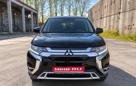 Mitsubishi Outlander III рестайлинг 3, 2019 год, 2 250 000 рублей, 2 фотография