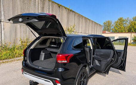 Mitsubishi Outlander III рестайлинг 3, 2019 год, 2 250 000 рублей, 13 фотография