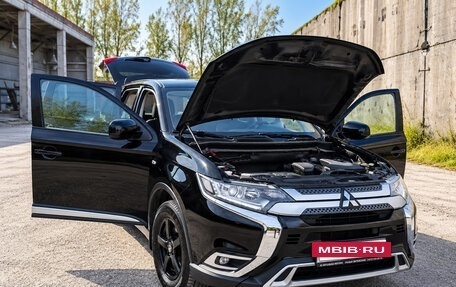Mitsubishi Outlander III рестайлинг 3, 2019 год, 2 250 000 рублей, 8 фотография