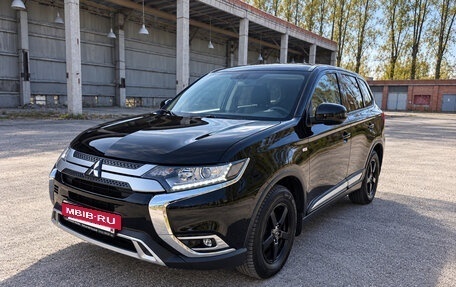 Mitsubishi Outlander III рестайлинг 3, 2019 год, 2 250 000 рублей, 3 фотография
