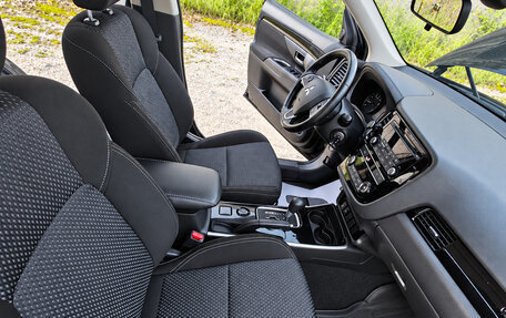 Mitsubishi Outlander III рестайлинг 3, 2019 год, 2 250 000 рублей, 30 фотография