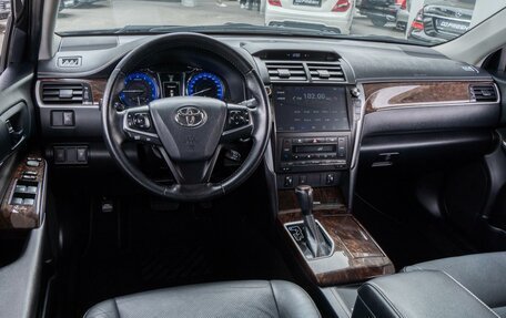 Toyota Camry, 2017 год, 1 990 000 рублей, 6 фотография