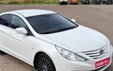 Hyundai Sonata VI, 2012 год, 1 050 000 рублей, 1 фотография