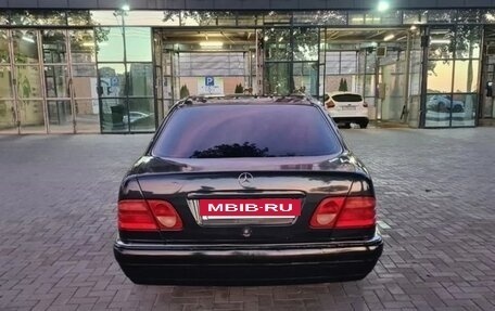 Mercedes-Benz E-Класс, 1996 год, 700 000 рублей, 4 фотография