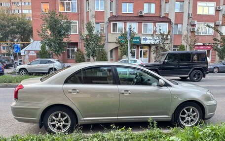 Toyota Avensis III рестайлинг, 2003 год, 710 000 рублей, 3 фотография