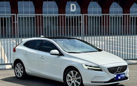Volvo V40 II рестайлинг, 2019 год, 1 070 000 рублей, 1 фотография