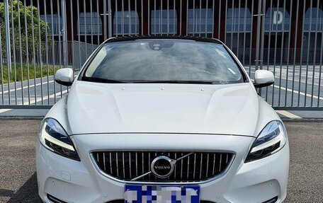 Volvo V40 II рестайлинг, 2019 год, 1 070 000 рублей, 2 фотография