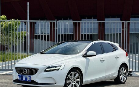 Volvo V40 II рестайлинг, 2019 год, 1 070 000 рублей, 3 фотография