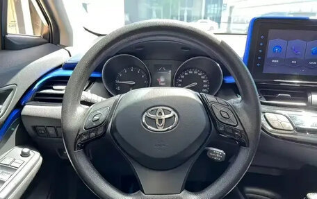 Toyota C-HR I рестайлинг, 2022 год, 1 759 000 рублей, 10 фотография