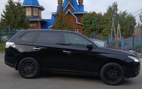Mitsubishi Outlander III рестайлинг 3, 2013 год, 1 100 000 рублей, 2 фотография