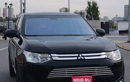 Mitsubishi Outlander III рестайлинг 3, 2013 год, 1 100 000 рублей, 15 фотография