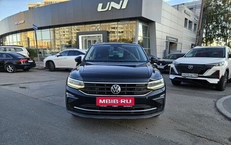 Volkswagen Tiguan II, 2020 год, 2 850 000 рублей, 2 фотография
