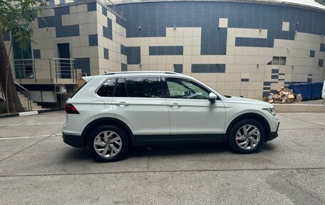 Volkswagen Tiguan II, 2021 год, 2 800 000 рублей, 2 фотография