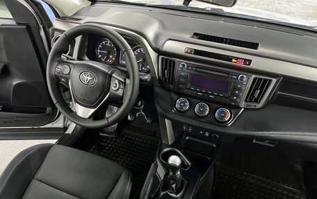 Toyota RAV4, 2018 год, 2 099 000 рублей, 12 фотография