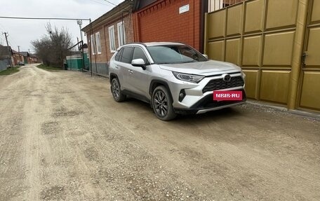 Toyota RAV4, 2020 год, 3 000 000 рублей, 2 фотография