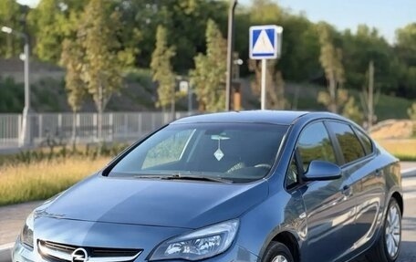Opel Astra J, 2013 год, 630 000 рублей, 1 фотография