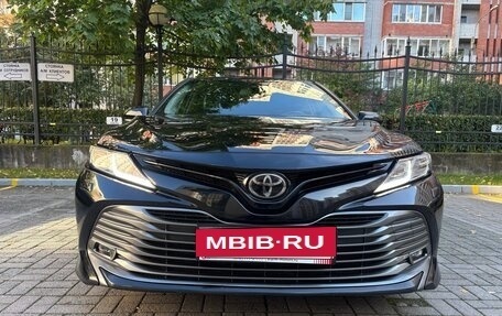 Toyota Camry, 2018 год, 2 390 000 рублей, 2 фотография