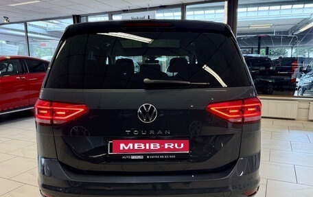 Volkswagen Touran III, 2023 год, 3 280 000 рублей, 8 фотография